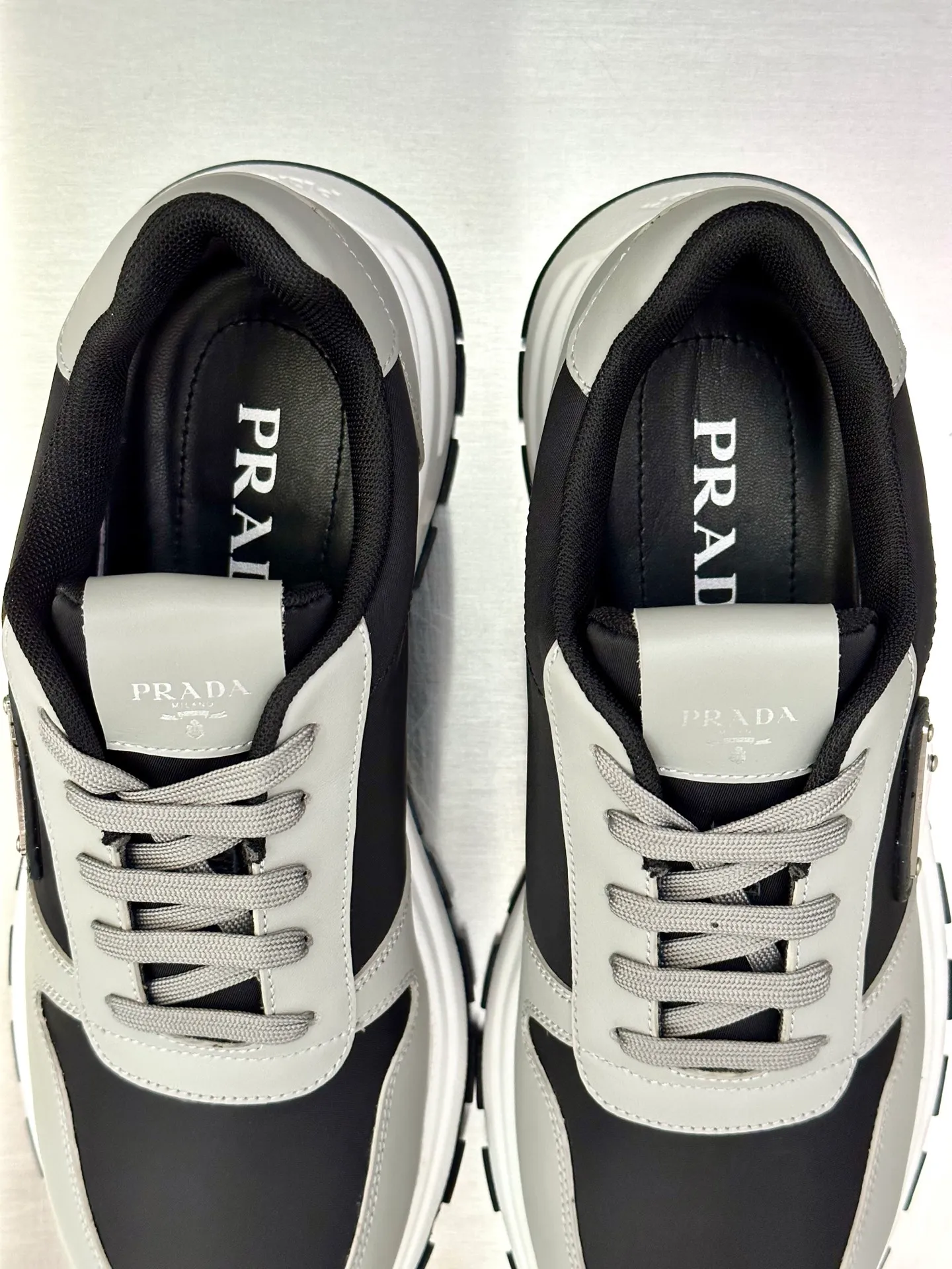 💰740 Prada/Prada men's new mesh stitching sneakers. This sneaker presents a modern version, reinterpreting the brand's archive style with clean lines and smooth details. The shoes are made of calf leather and technical fabric, with a triangular metal logo on the outside, bright TPU decoration on the heel, and a longer and padded inner heel design for a more comfortable fit. The tongue is decorated with a silk-screen logo, and is paired with a hollow rubber sole on the heel. The full cowhide lining comes standard with logo cowhide foot pads, making the upper foot taller, more comfortable, and versatile! Comes with full original packaging! Size: 39-40-41-42-43-44 standard leather shoe size (45 can be customized and does not support returns)